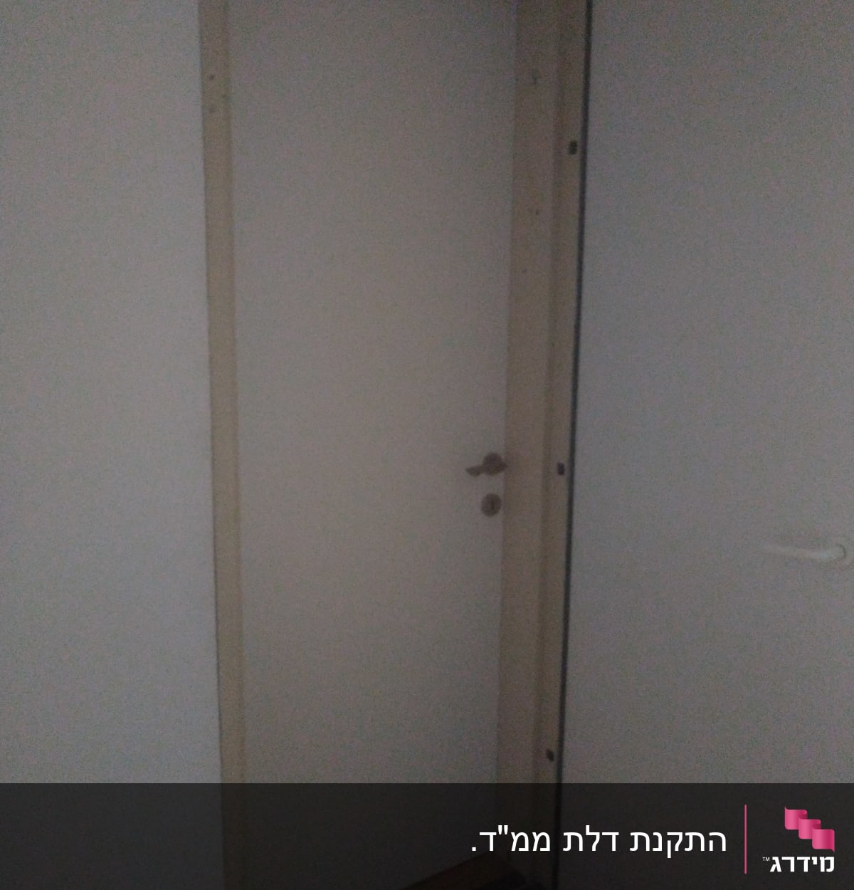 דלת לבנה עם ידית מתכת במסגרת עץ